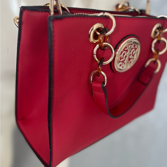 Tree of Life crossbody bag w/a detachable strap in the most gorgeous red color - Picture 3 of 7